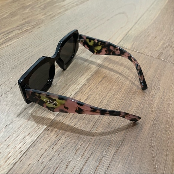 [authentic] Prada Sunglasses - Picture 4 of 15